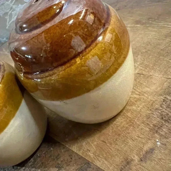 Vintage  Brown & White Pottery Salt & Pepper Shakers - Picture 3 of 4